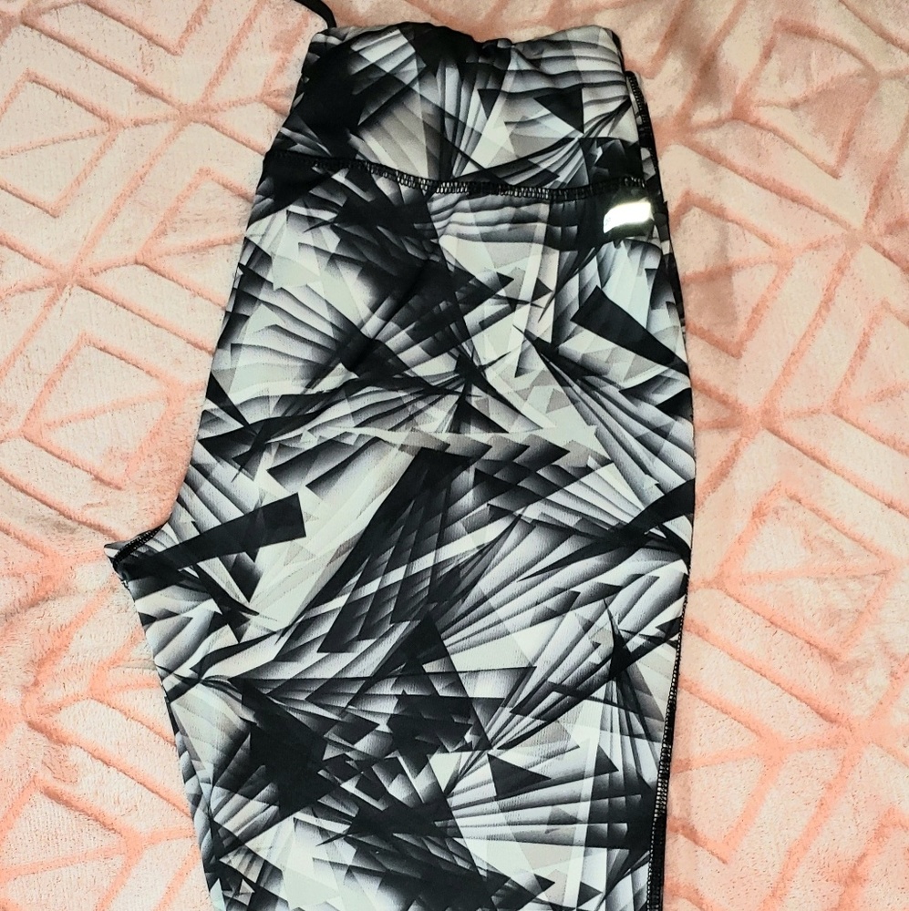 Danskin ladies dri-more fitted capris